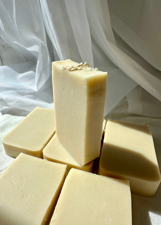 MAMO Feel Abundance body soap bar with colloidal oats and chamomile close up 
